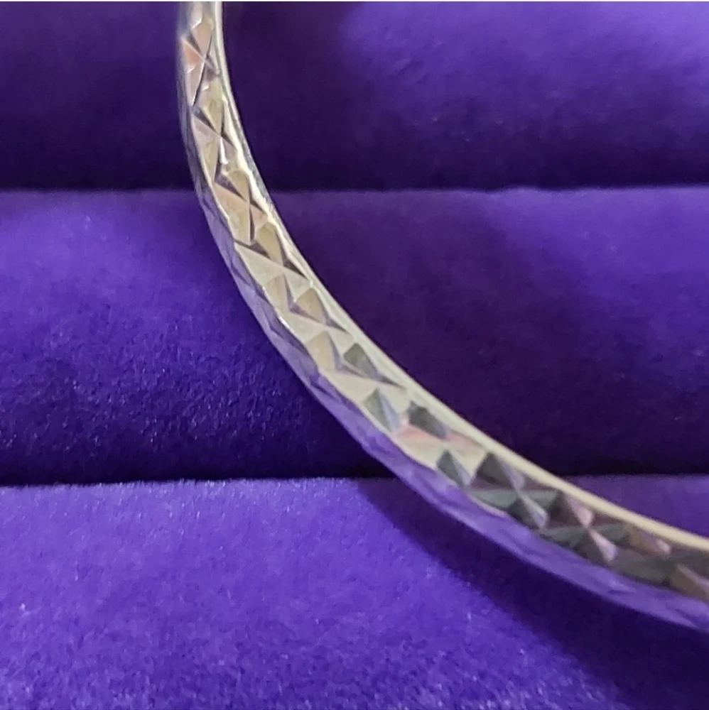 Rhodium Over Sterling Silver Polished and Diamond-cut 7.00mm Hinged Bangle ✨️ - Picture 4 of 8